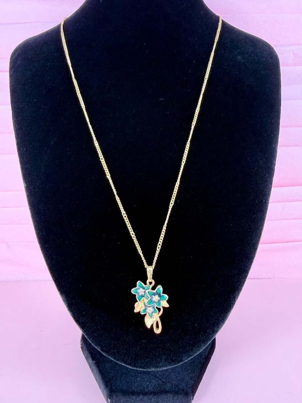 Vintage Avon Gold Tone Pretty Blossoms Green Enamel Flower Pendant 18" Necklace